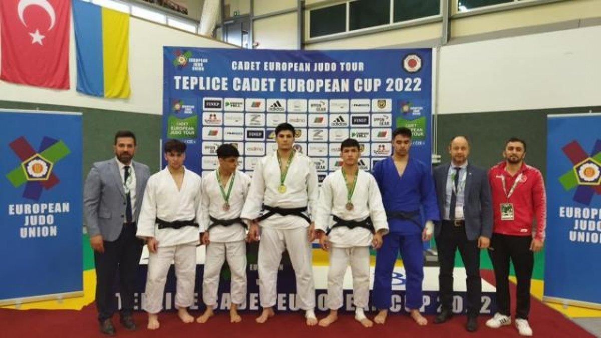 Yüzme, judo, kürek ve bilardoda genç millilerden madalya yağmuru