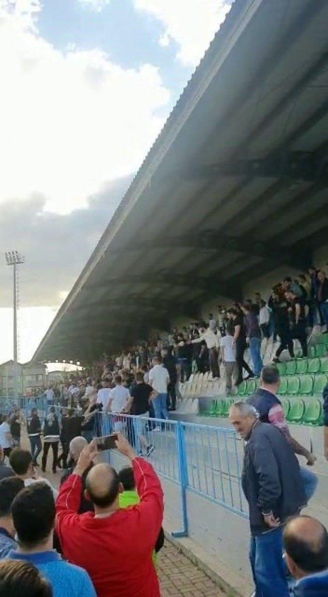 Amatör maçta yumruklar havada uçuştu