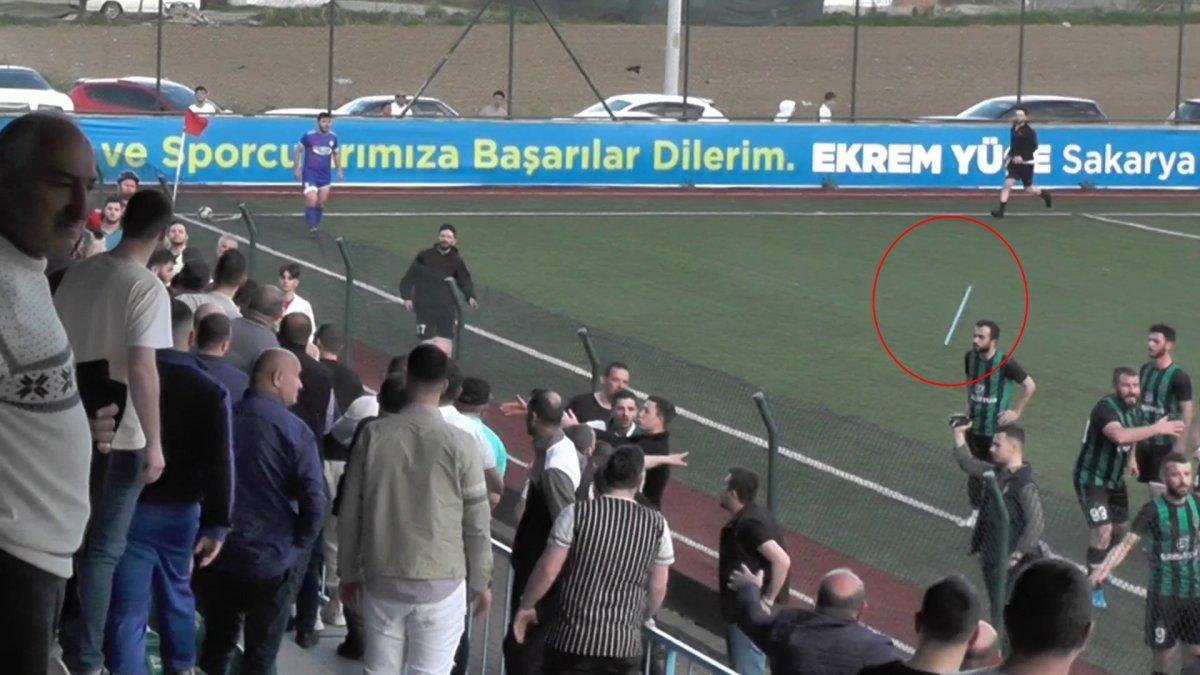 Amatör maçta yumruklar havada uçuştu