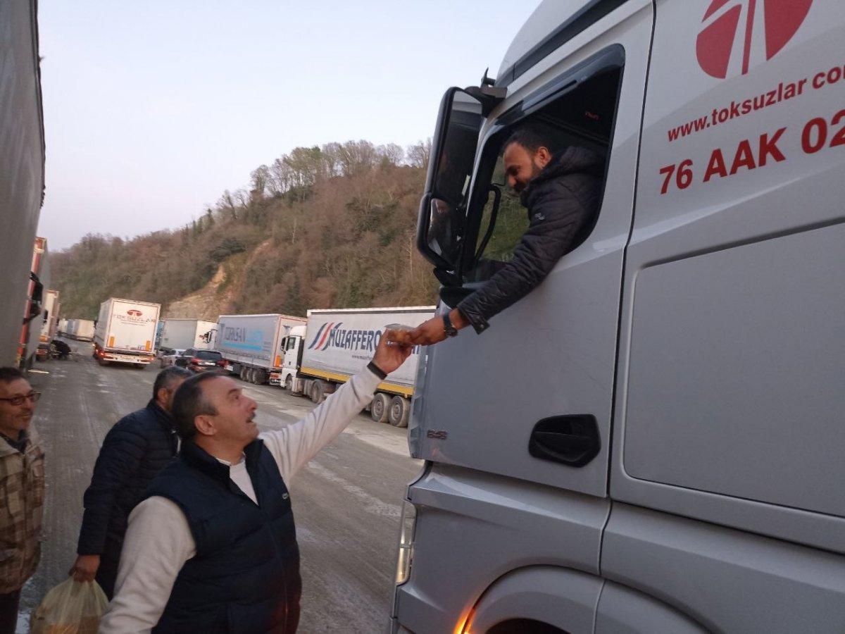 Sarp Sınır Kapısı’nda tır kuyruğu 25 kilometreye dayandı