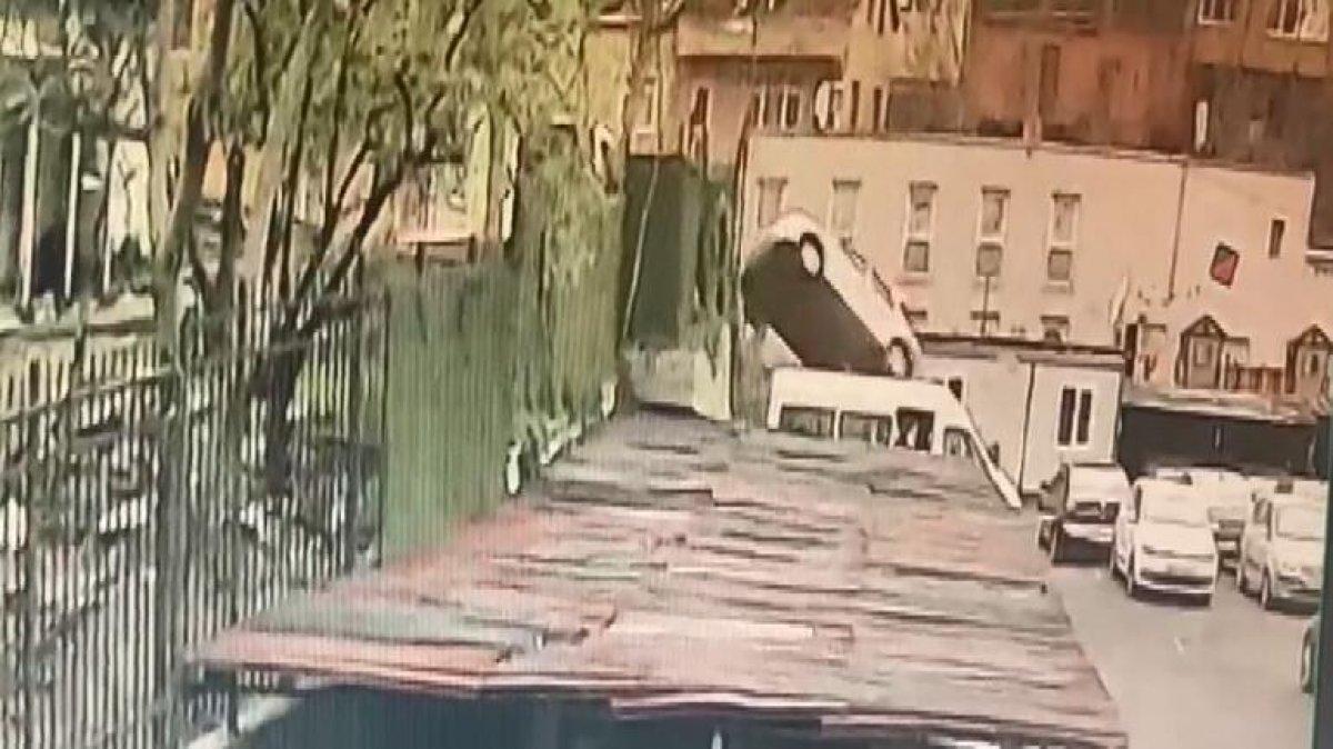 Kağıthane'de el freni çekilmeyen araç otoparka uçtu