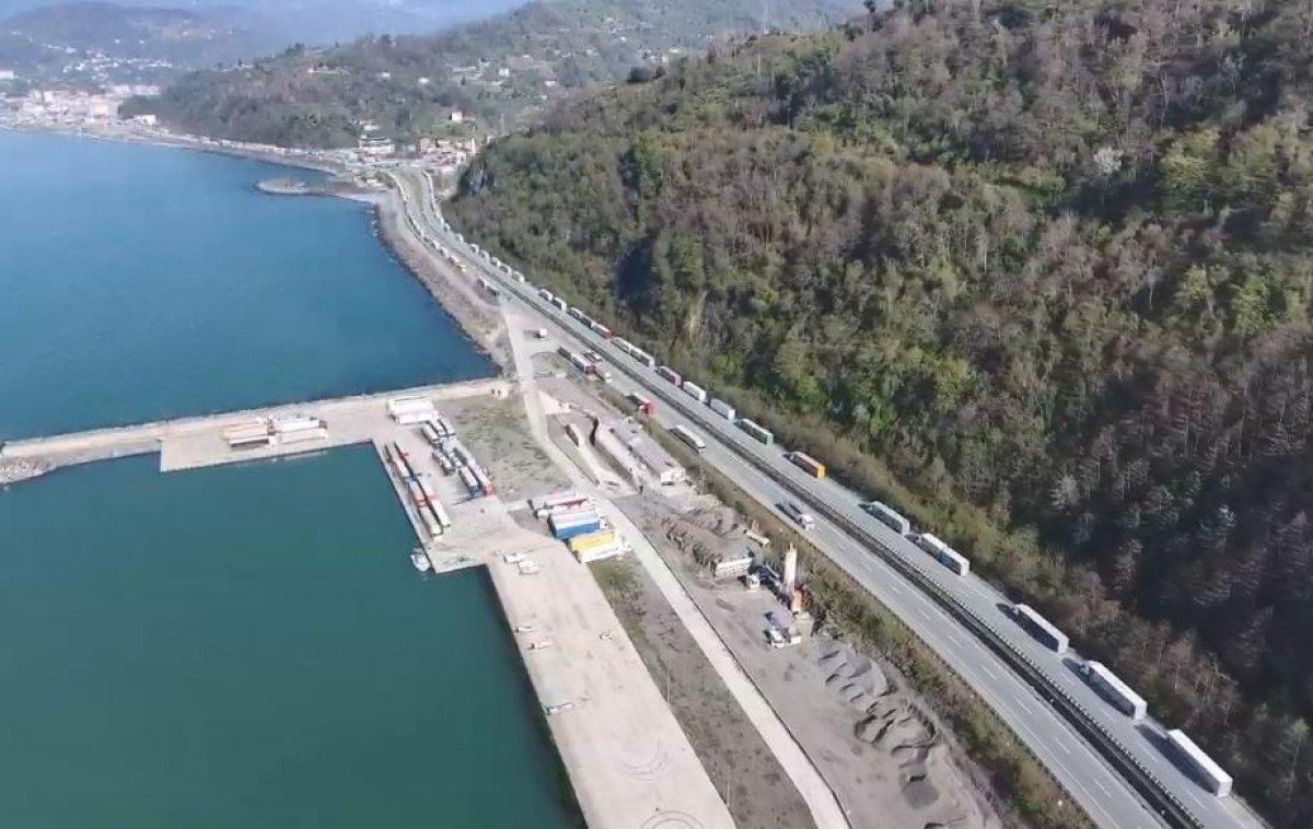 Sarp Sınır Kapısı’nda tır kuyruğu 25 kilometreye dayandı