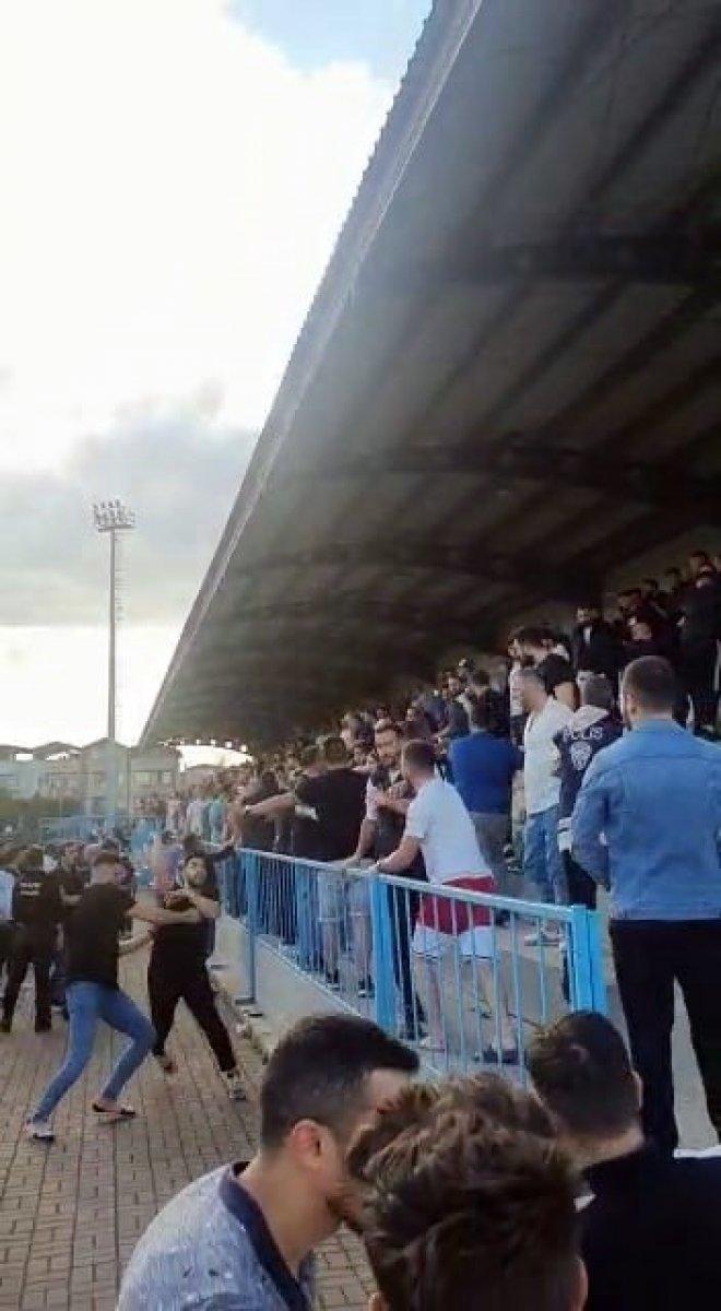 Amatör maçta yumruklar havada uçuştu