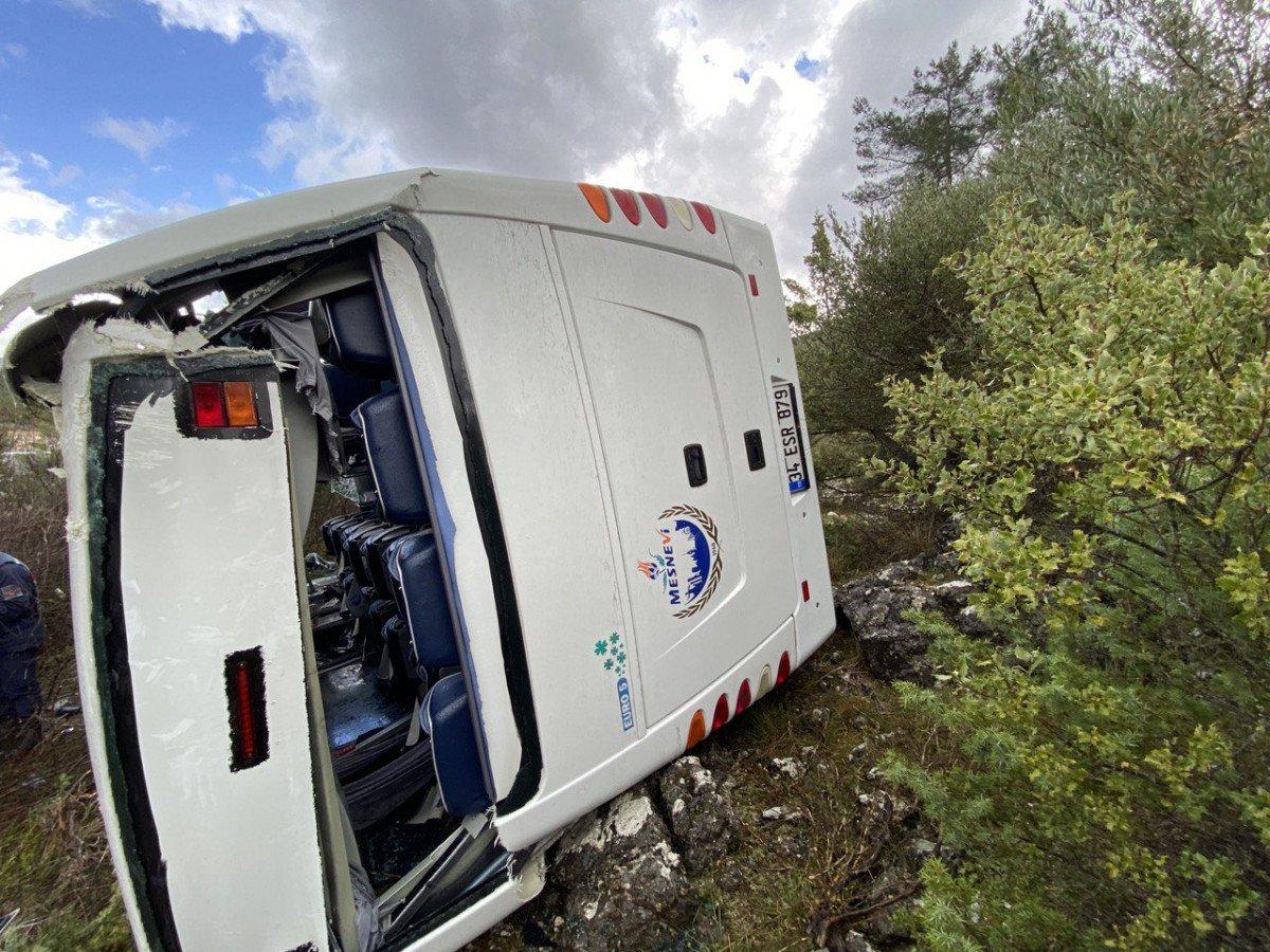 Antalya’da turist taşıyan midibüs devrildi: 7 yaralı