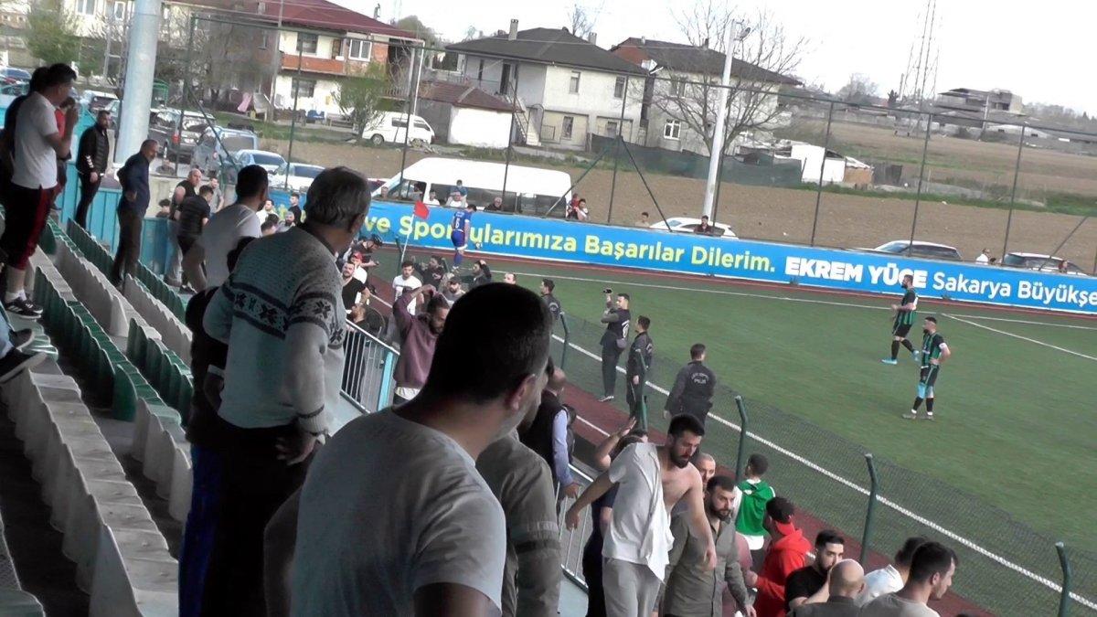 Amatör maçta yumruklar havada uçuştu