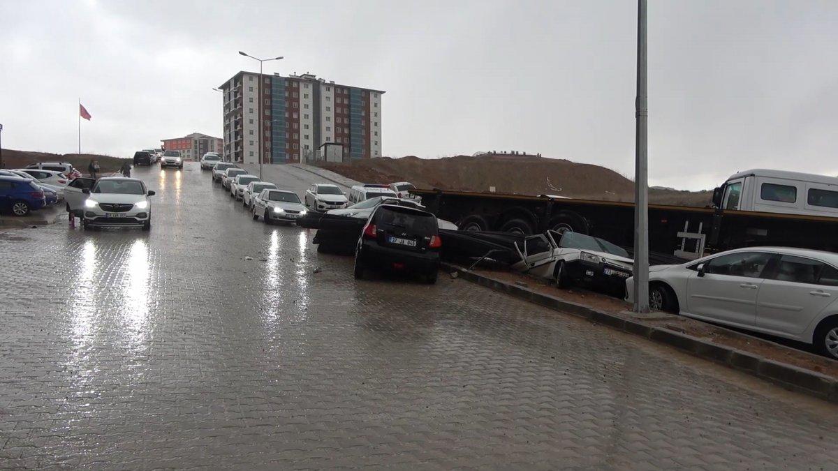 Kırıkkale'de tonlarca demir yüklü tır 7 araca çarptı