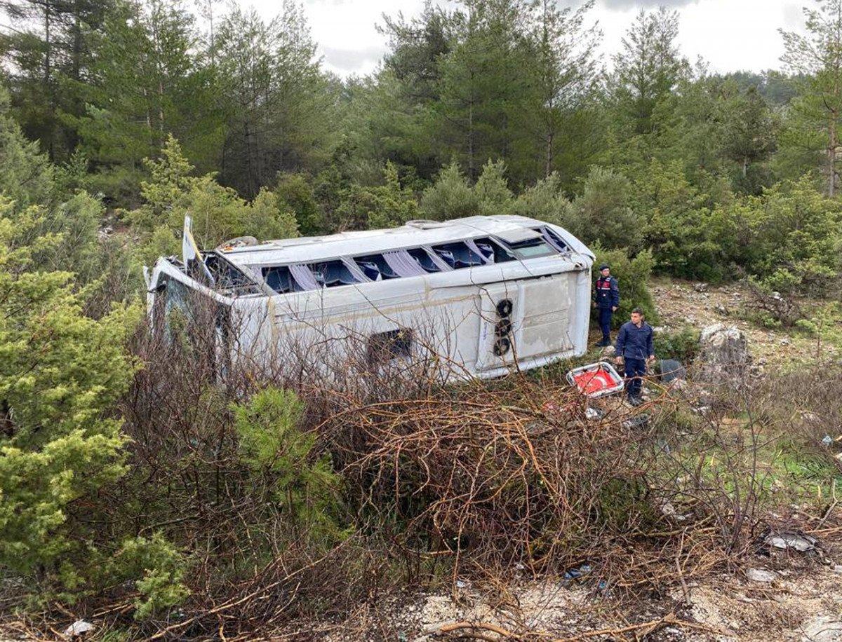Antalya’da turist taşıyan midibüs devrildi: 7 yaralı