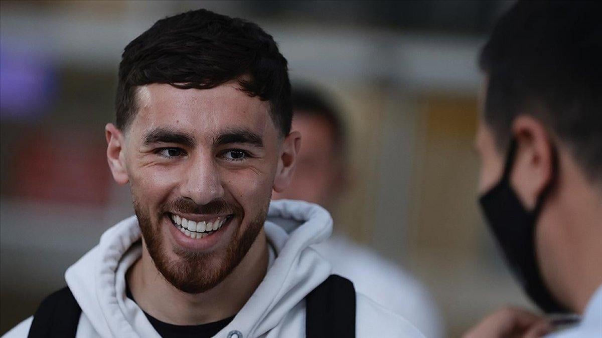 Orkun Kökçü performansıyla alkış alıyor