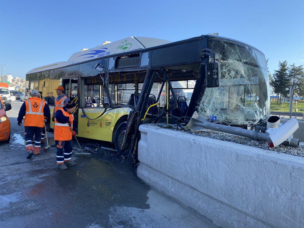 Esenyurt’ta İETT otobüsü beton bariyere saplandı