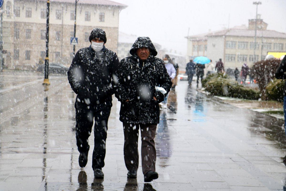 Sivas, nisanın ortasında beyaza büründü