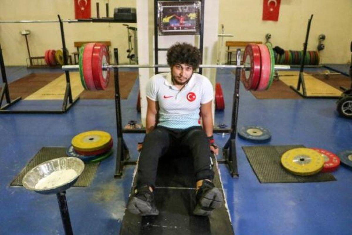 Antalya'da bir daha yürüyemezsin denilen genç, Halter'de Türkiye 2'ncisi oldu