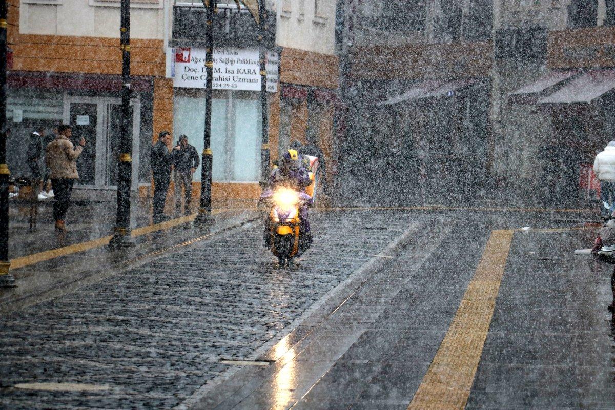 Sivas, nisanın ortasında beyaza büründü