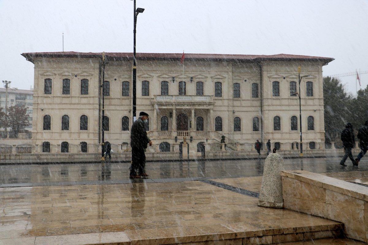 Sivas, nisanın ortasında beyaza büründü