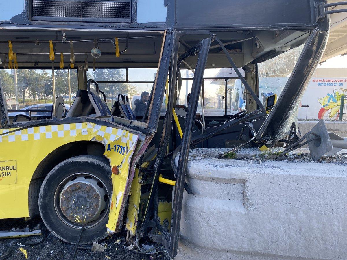 Esenyurt’ta İETT otobüsü beton bariyere saplandı