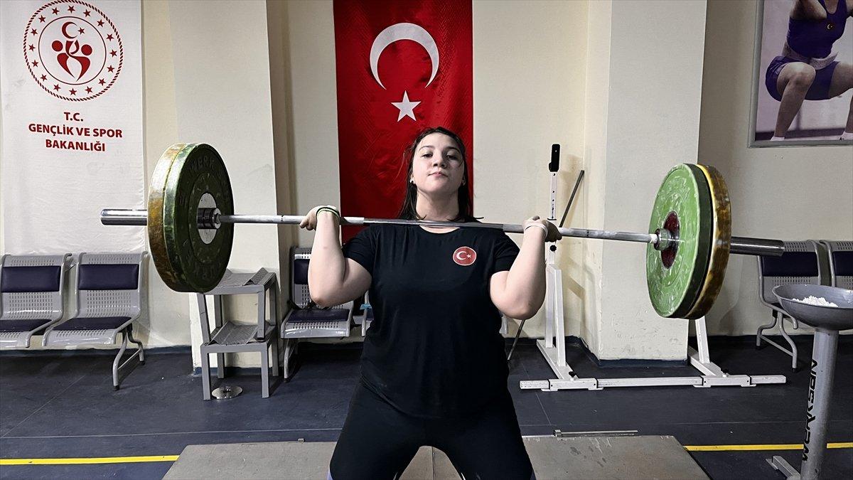 Milli Halterci Fatmagül Çevik, 6 ay sonra dünya şampiyonu oldu