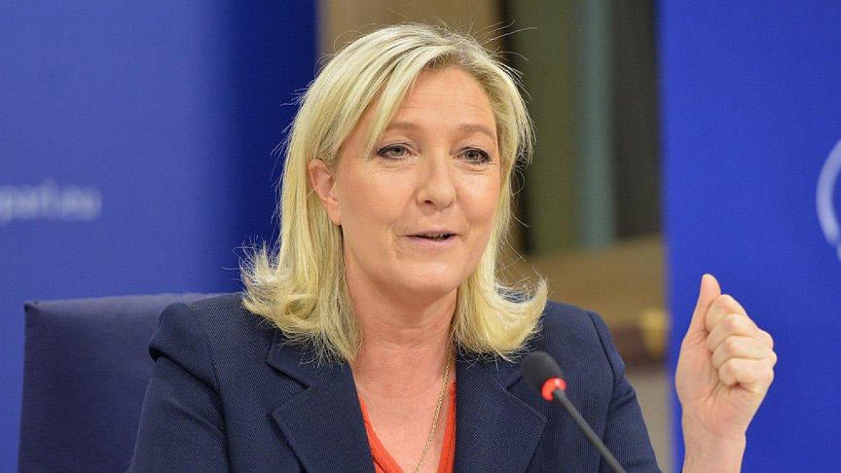 Fransa’da aşırı sağcı Le Pen: Kamusal alanda, başörtüyü yasaklayacağız