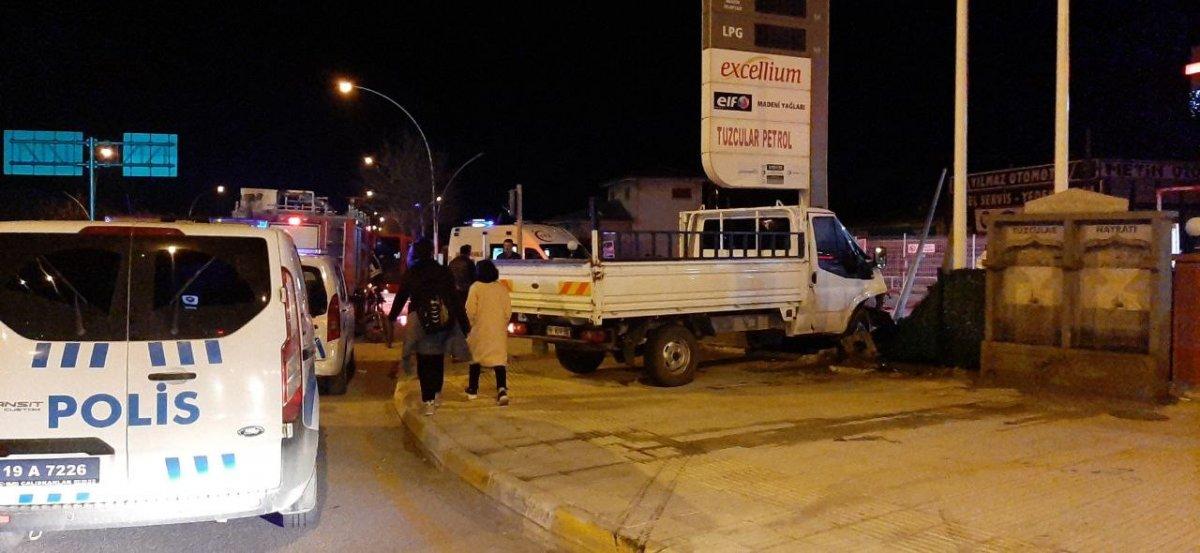 Çorum'da kontrolden çıkan araç benzinliğe girdi