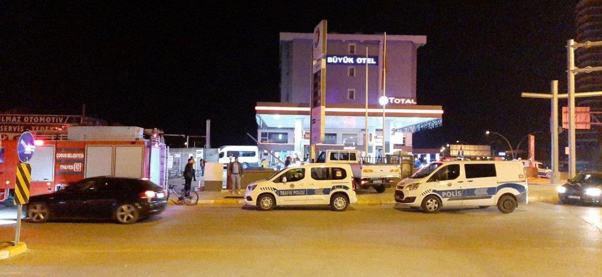 Çorum'da kontrolden çıkan araç benzinliğe girdi