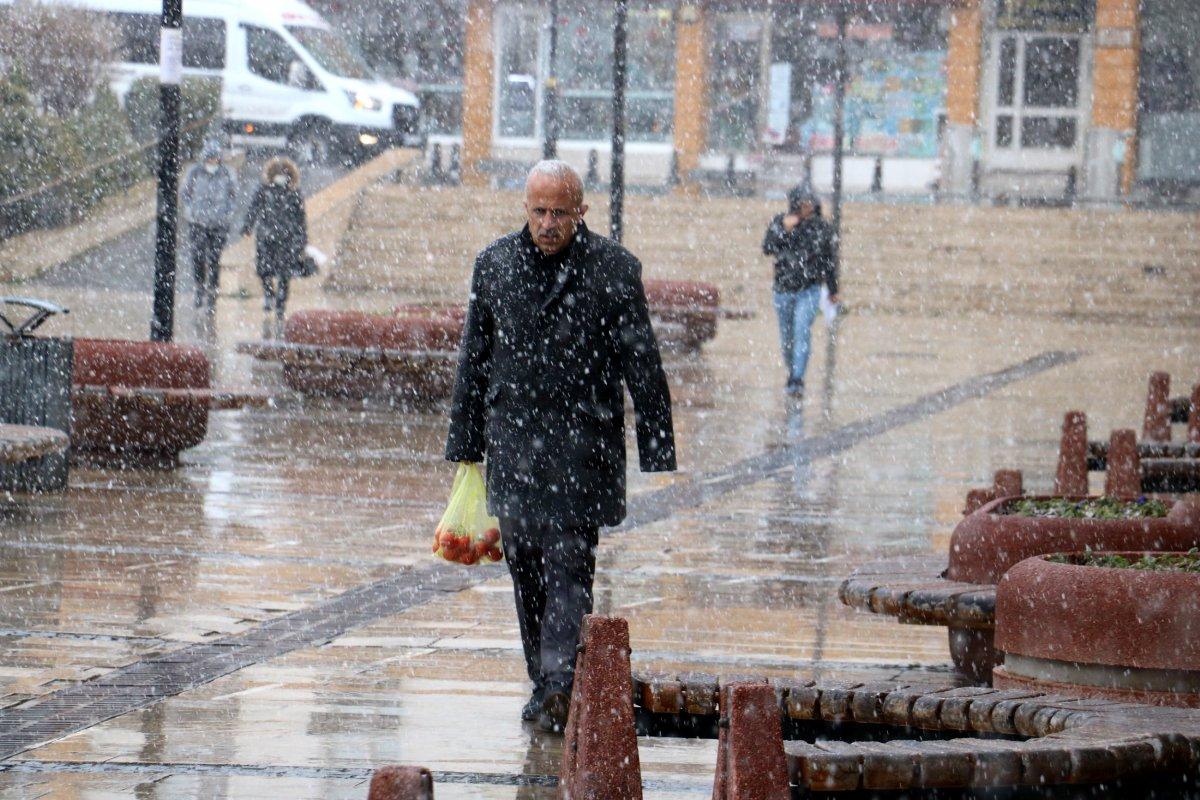 Sivas, nisanın ortasında beyaza büründü