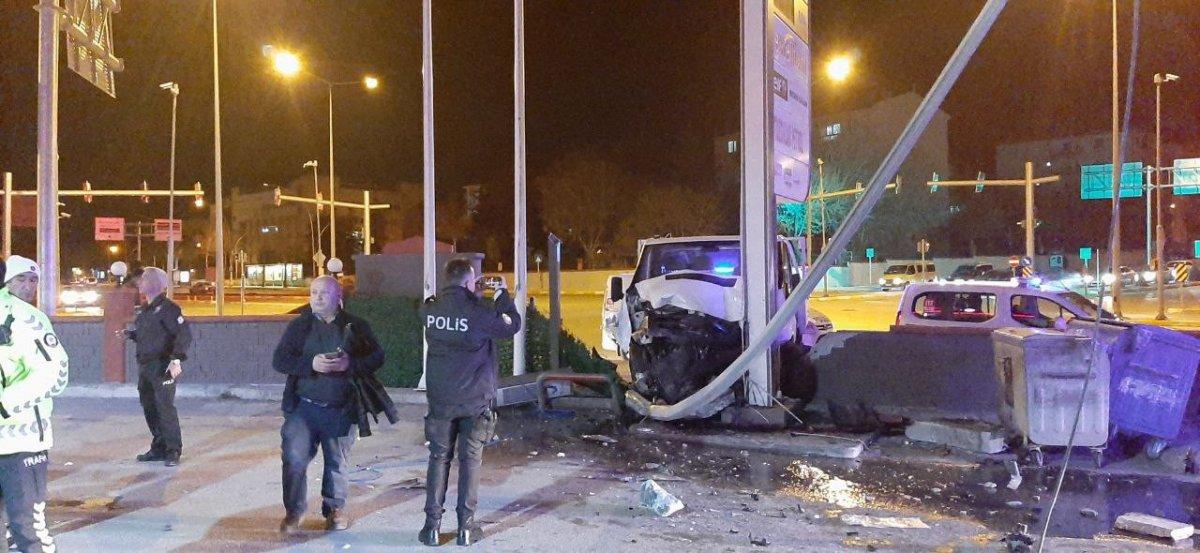 Çorum'da kontrolden çıkan araç benzinliğe girdi