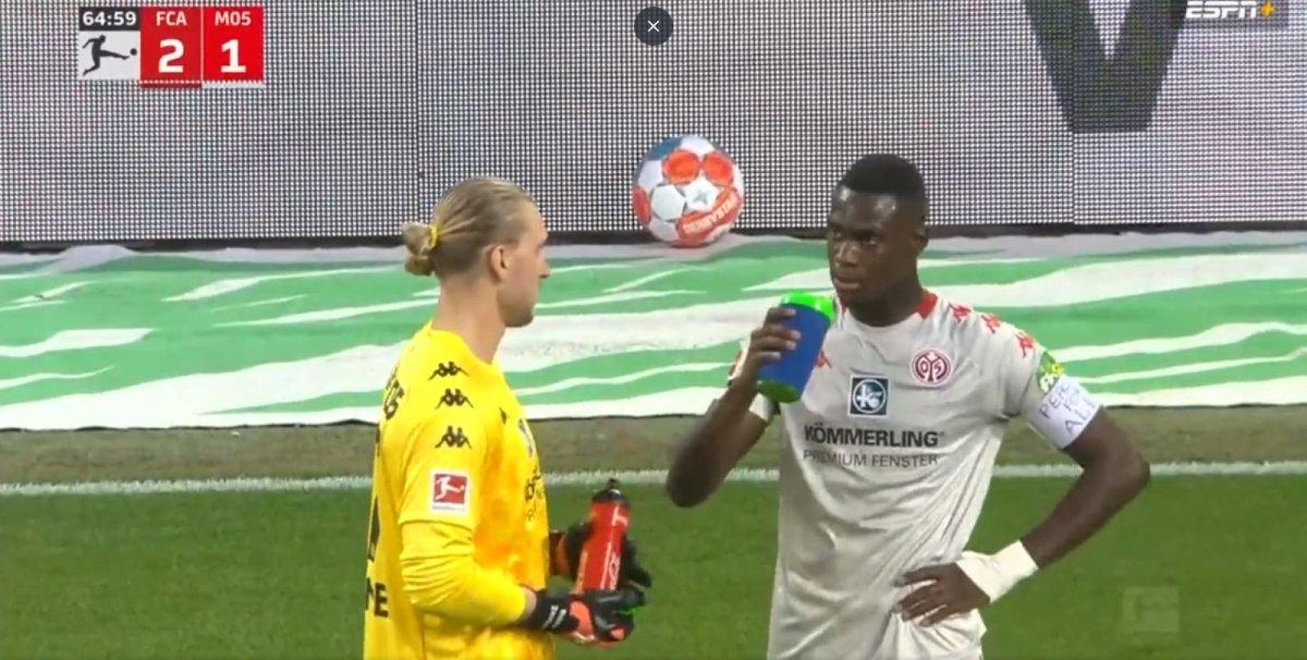 Hakem izin verdi, Moussa Niakhate orucunu açtı