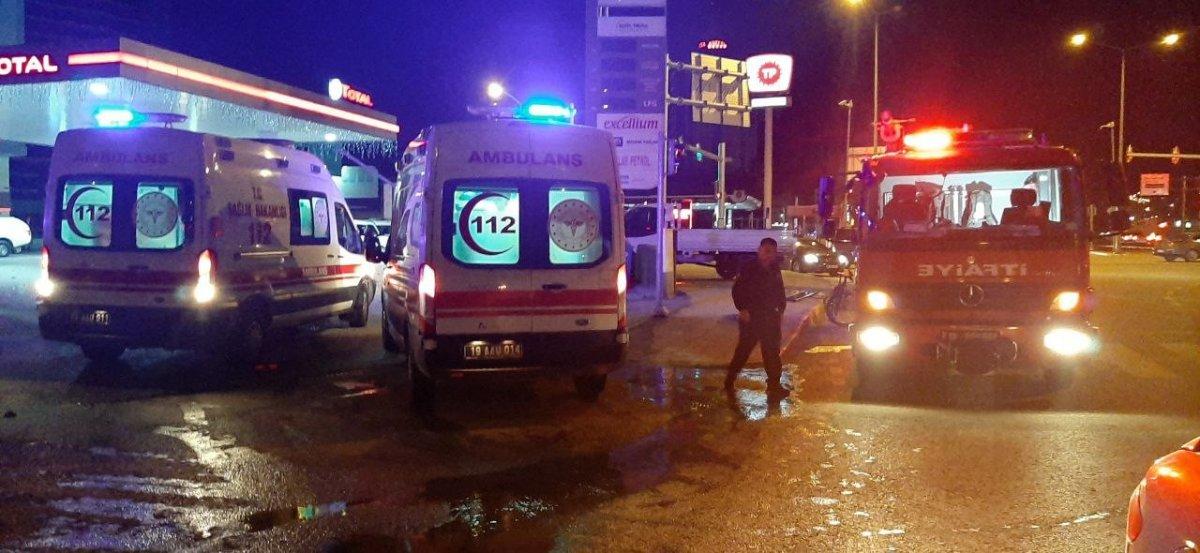 Çorum'da kontrolden çıkan araç benzinliğe girdi