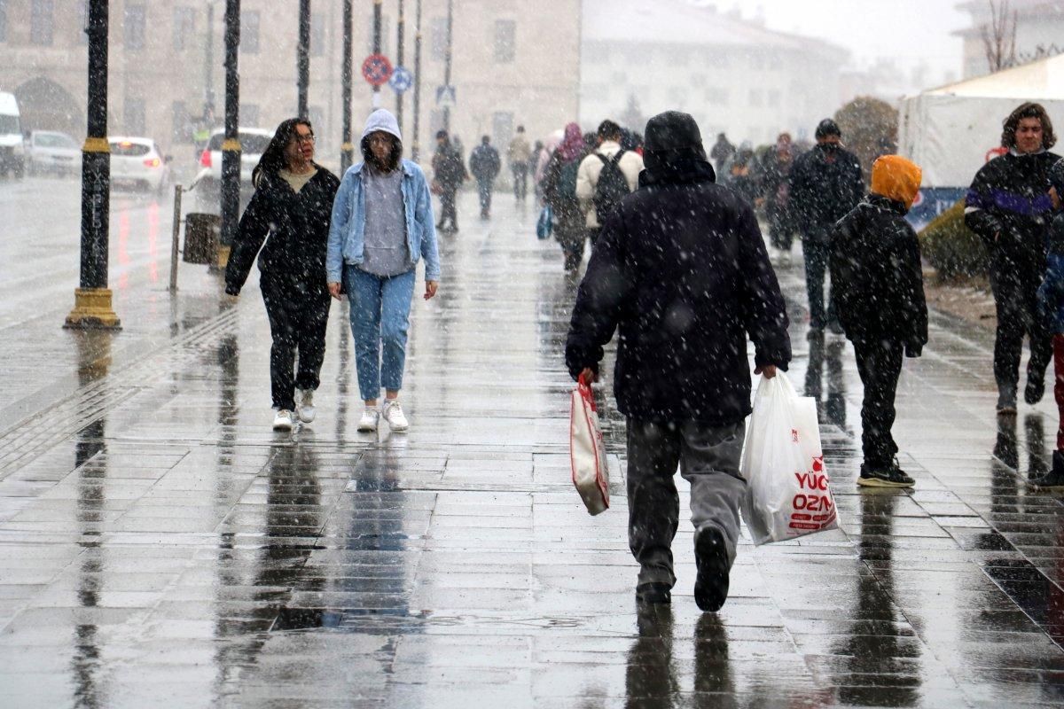 Sivas, nisanın ortasında beyaza büründü