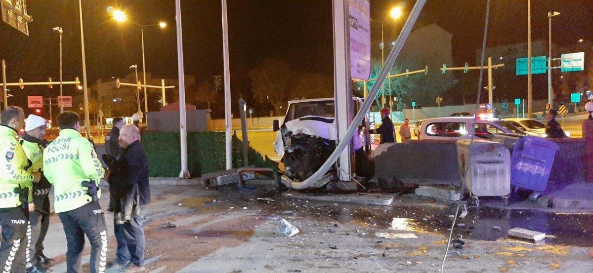 Çorum'da kontrolden çıkan araç benzinliğe girdi