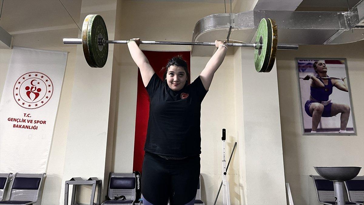 Milli Halterci Fatmagül Çevik, 6 ay sonra dünya şampiyonu oldu