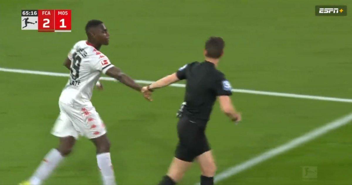 Hakem izin verdi, Moussa Niakhate orucunu açtı