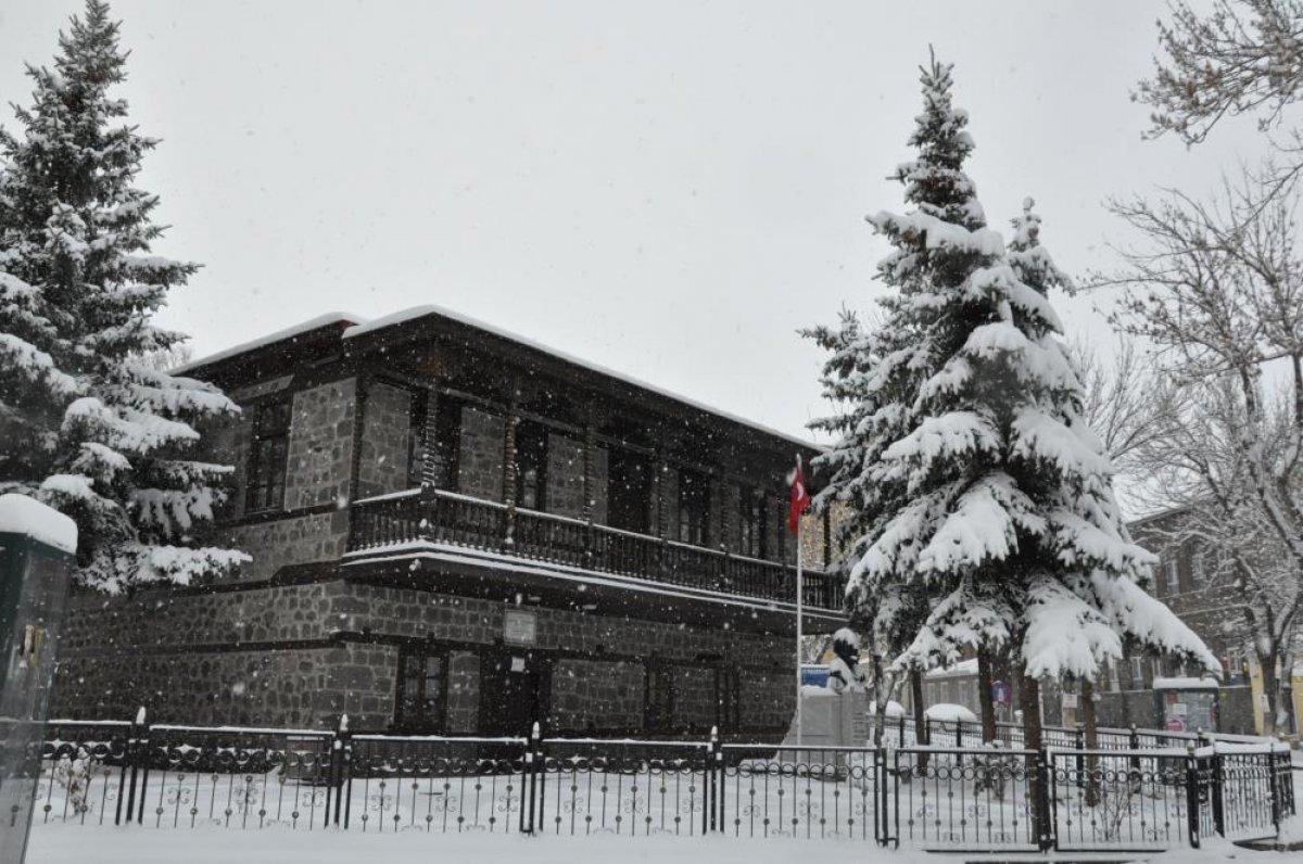 Kars'ta kar yağışı etkili oldu