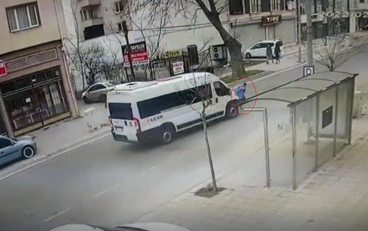 Tekirdağ'da sokak köpeklerinden kaçan çocuğa minibüs çarptı