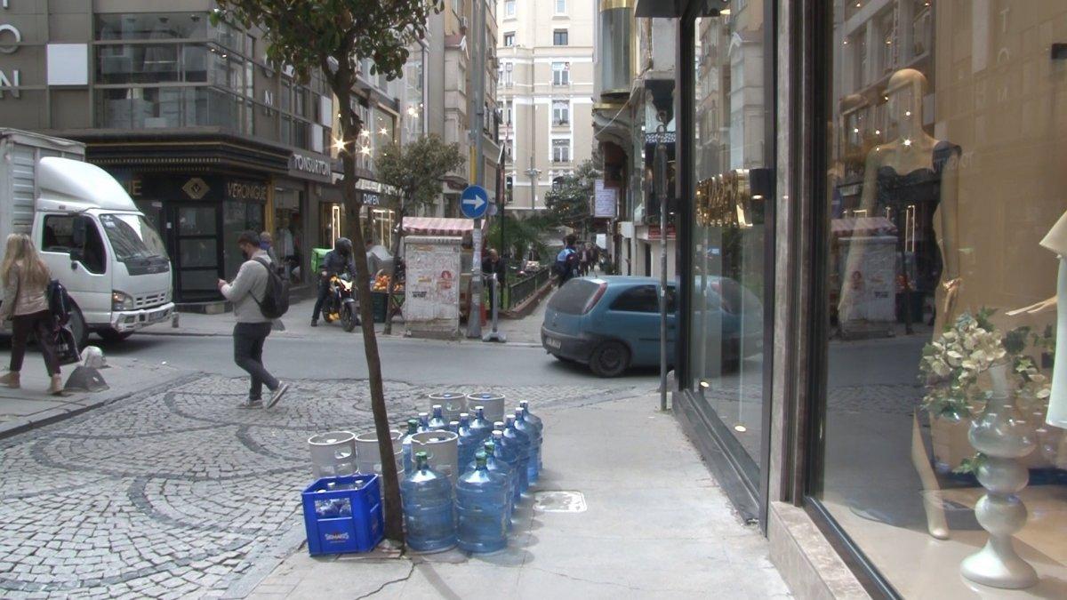 Nişantaşı'nda silahlı saldırı: Bağcıklarını bağladığı sırada vurdu