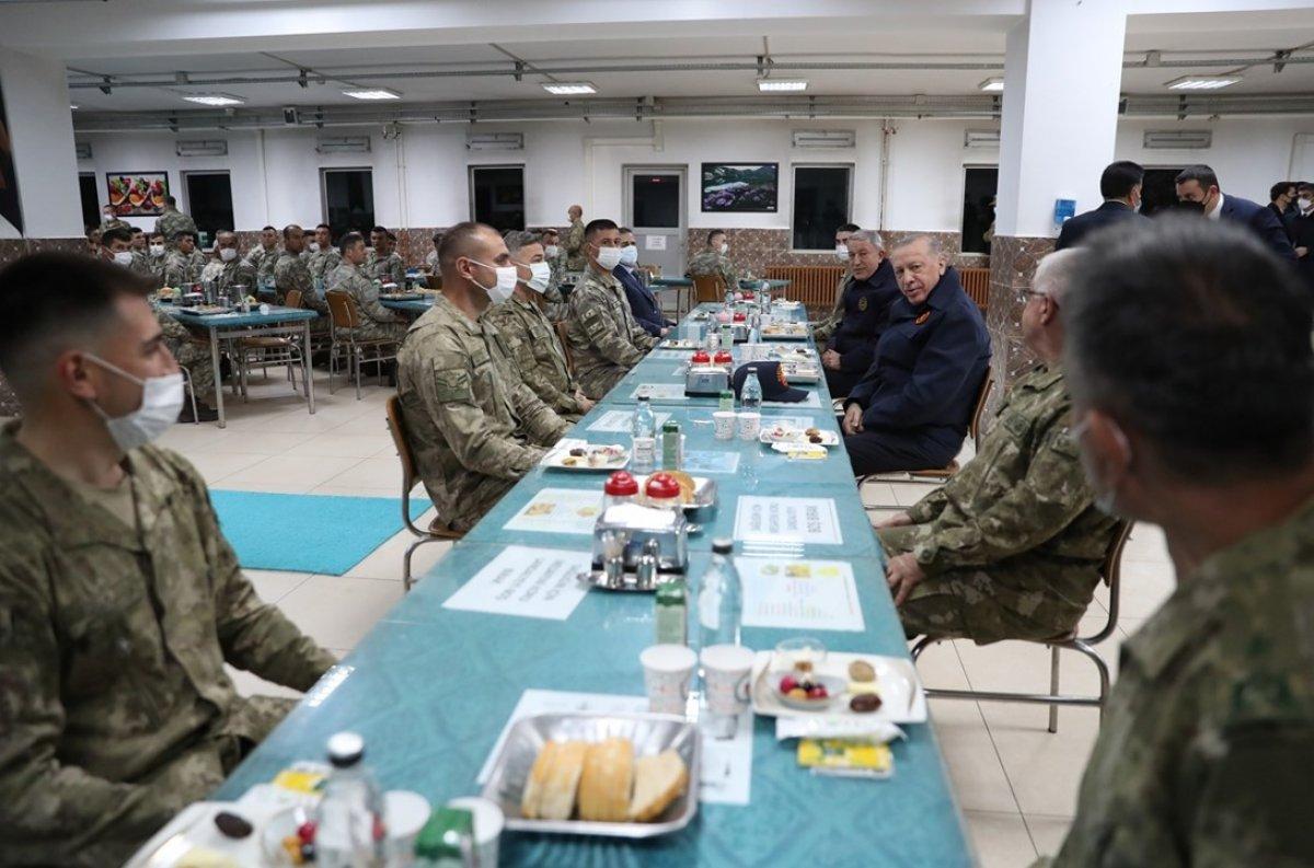 Cumhurbaşkanı Erdoğan Mehmetçikle iftar yaptı