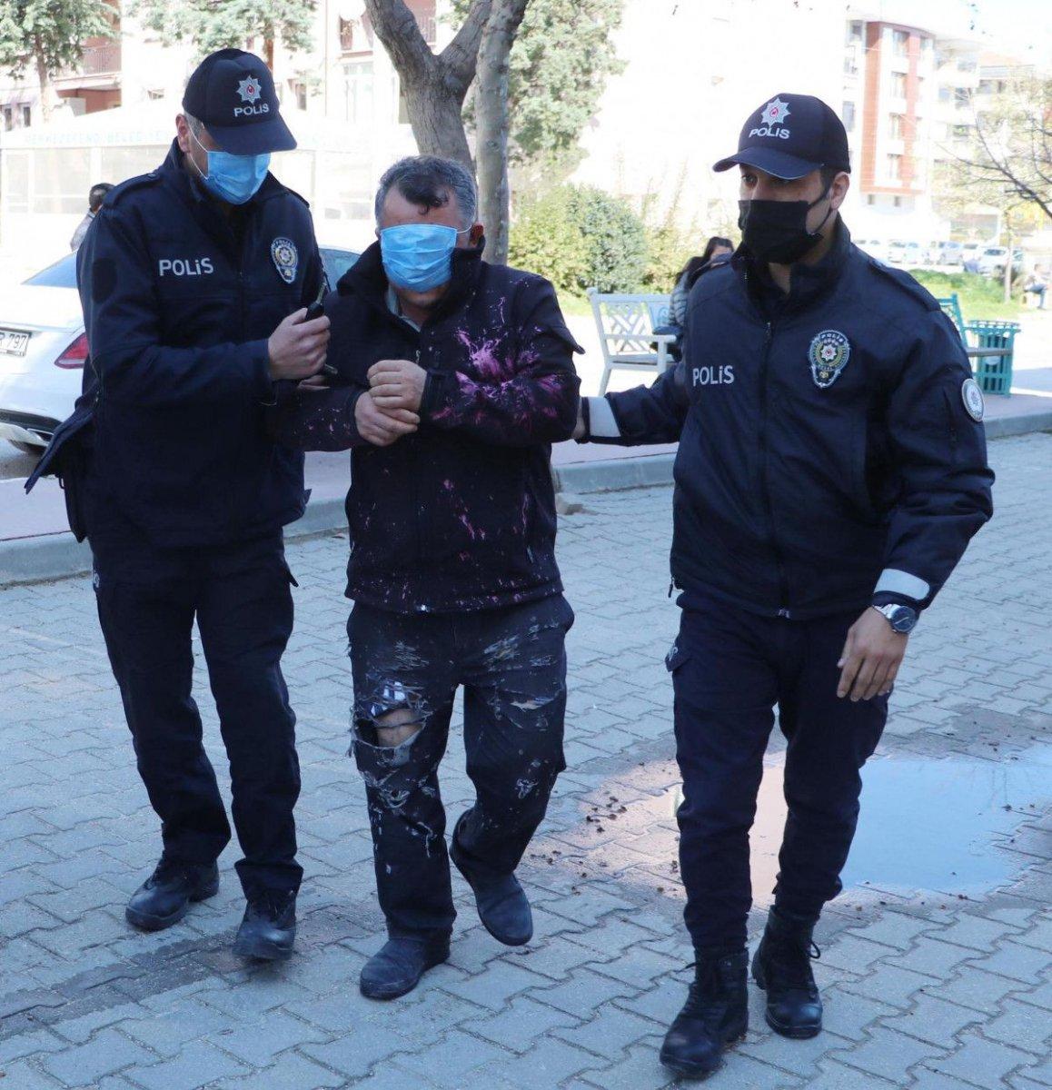 Denizli’de işten çıkarılan personelin patronunun yüzüne asit döktüğü an