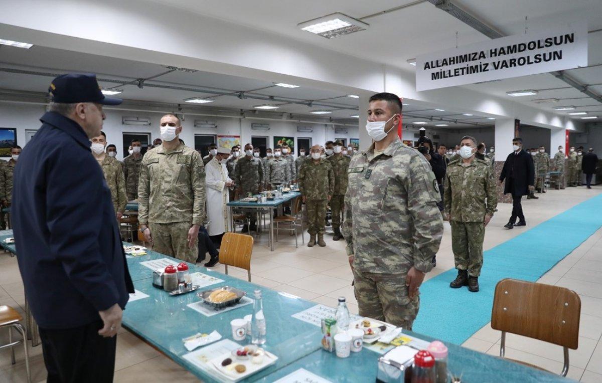 Cumhurbaşkanı Erdoğan Mehmetçikle iftar yaptı