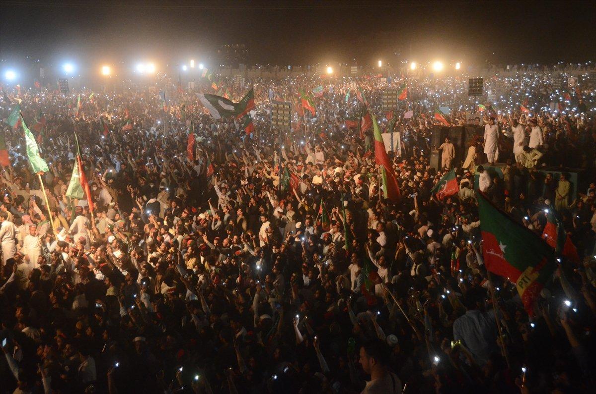 Pakistan'ın eski Başbakanı Han, erken seçim çağrısı yaptı