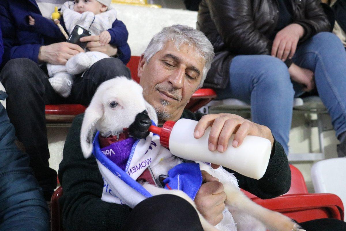 Kupa Voley finalini kuzusuyla birlikte izledi