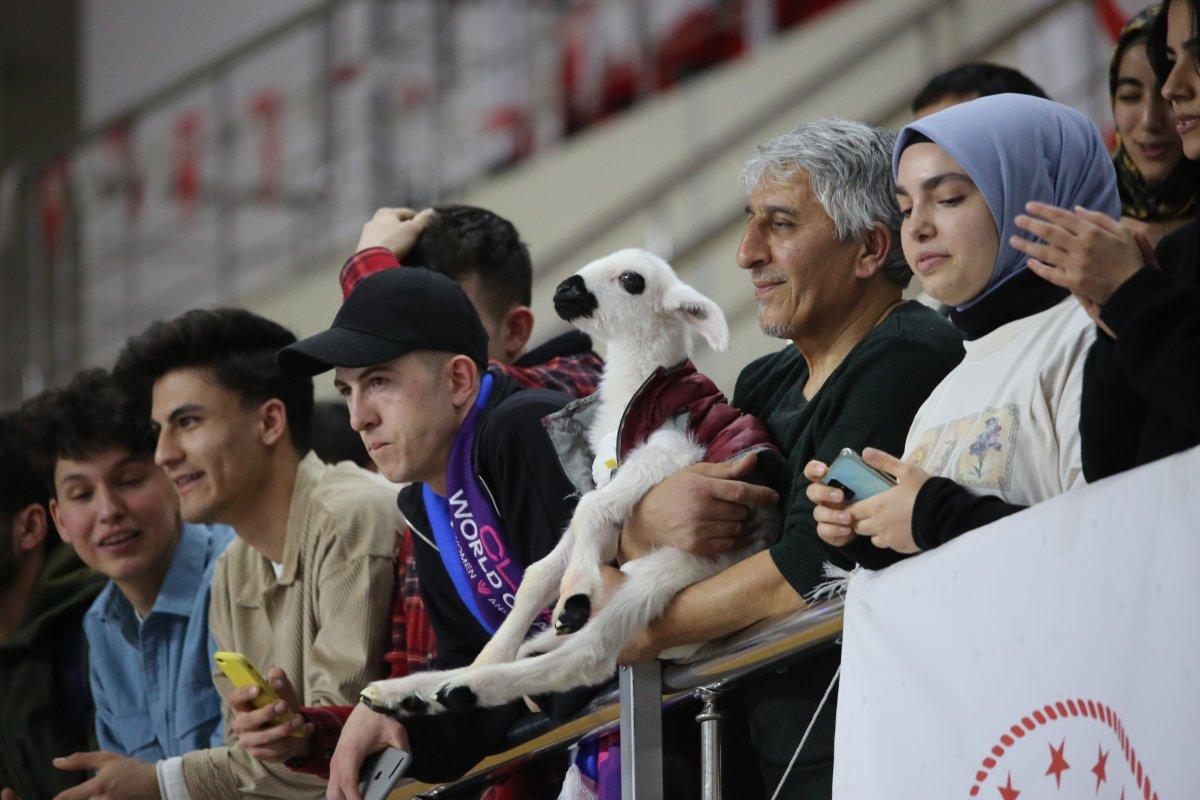 Kupa Voley finalini kuzusuyla birlikte izledi