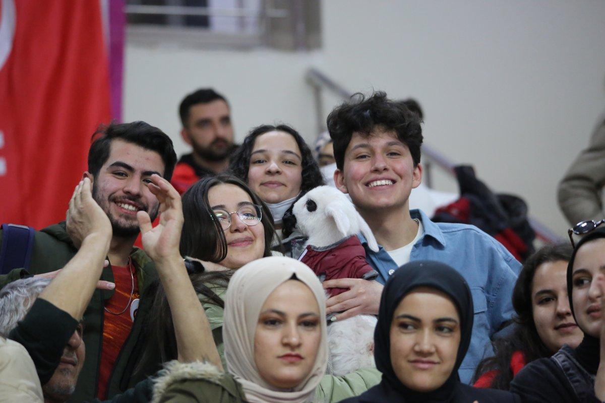 Kupa Voley finalini kuzusuyla birlikte izledi