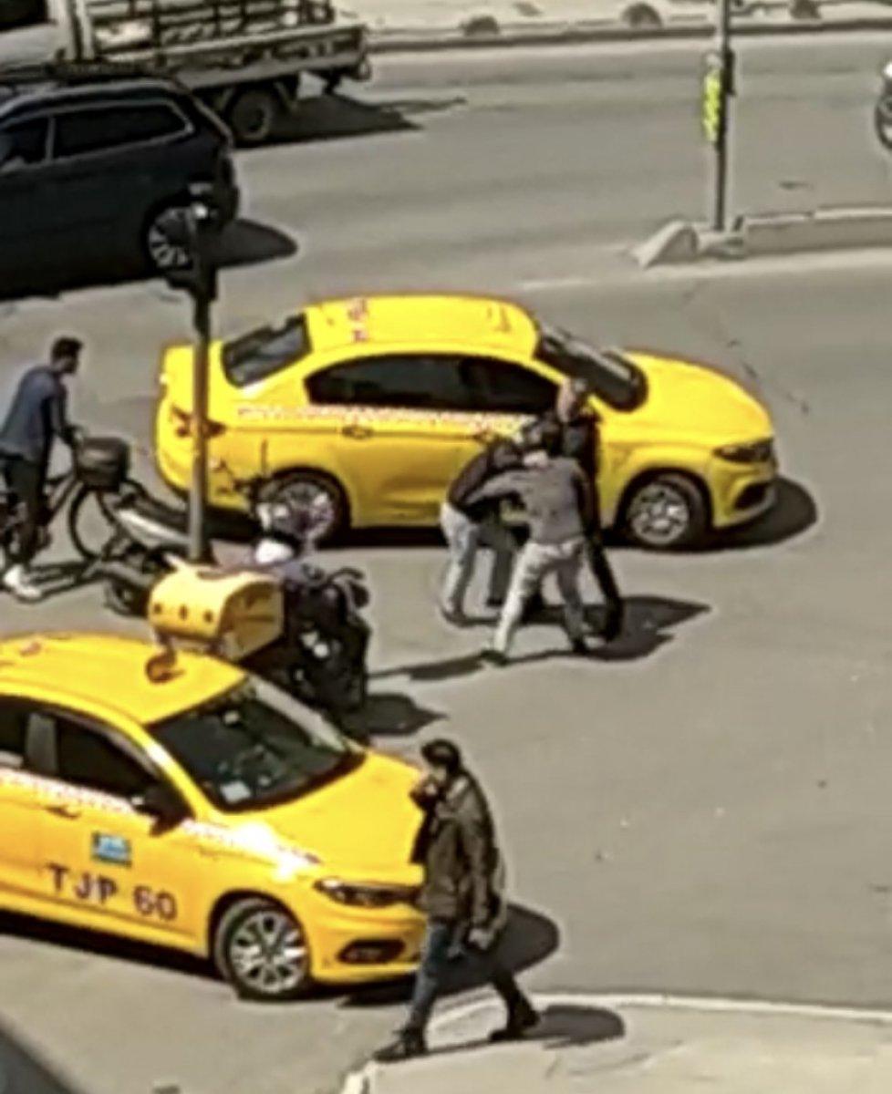 Zeytinburnu'nda motosikletli sürücü taksiciyi ezmeye çalıştı