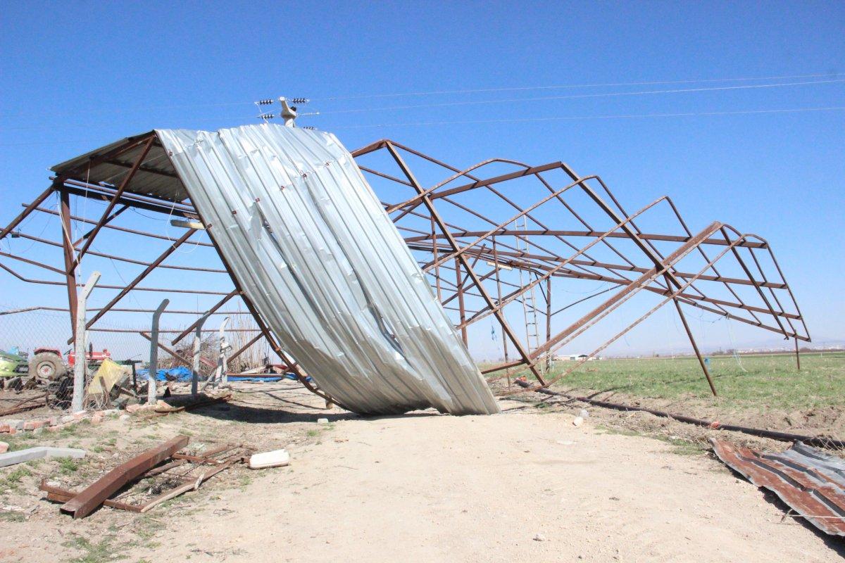 Karaman'da çıkan hortum demir çatıları uçurdu