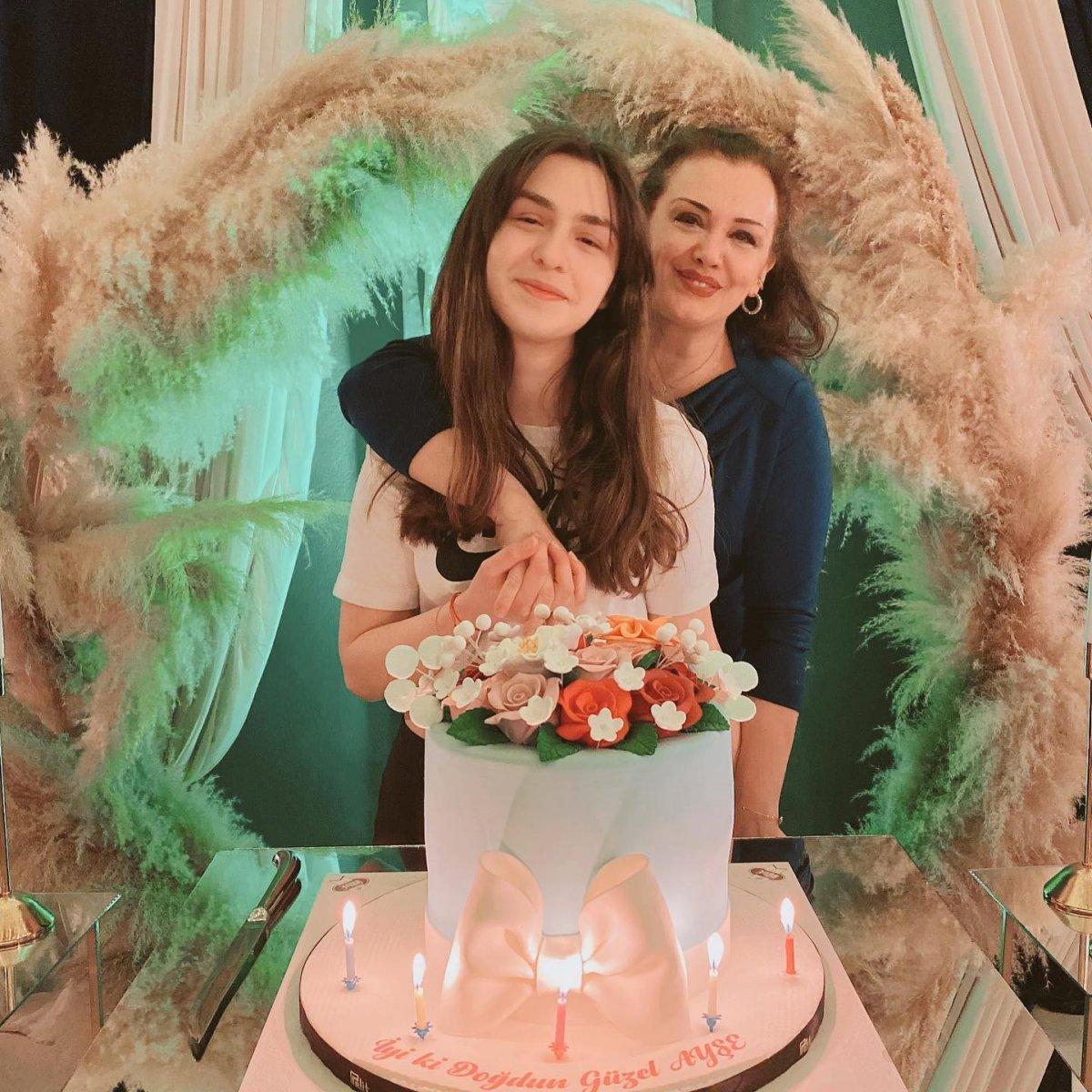 Esra Ceyhan, kızını büyüttü