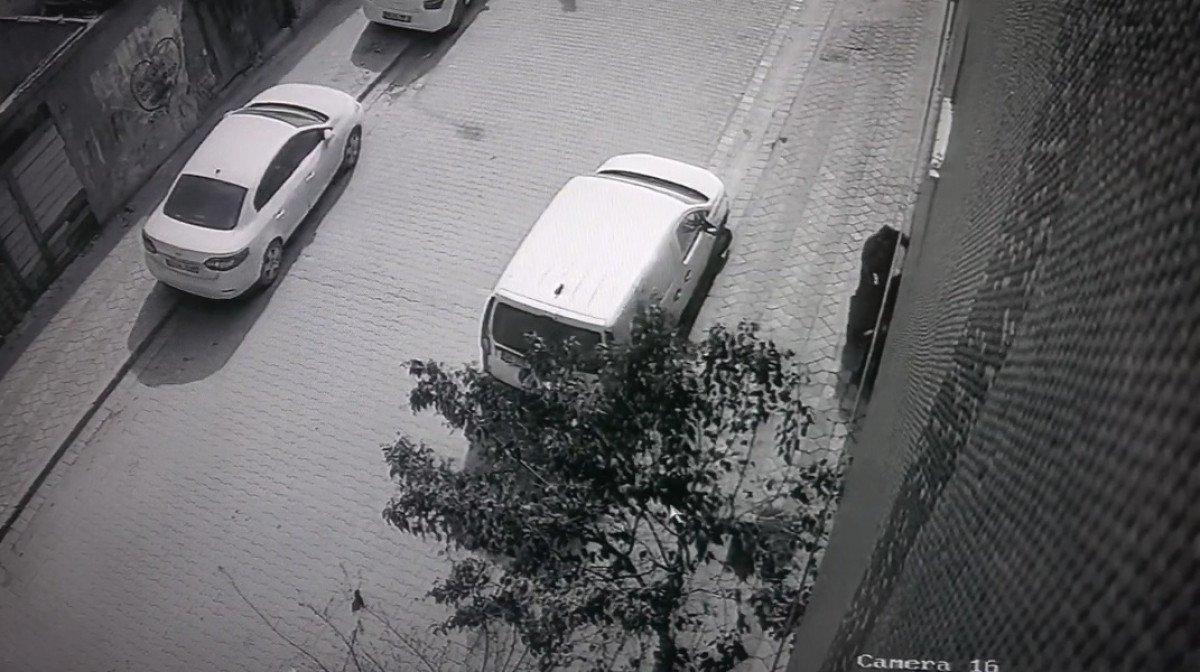 Sultangazi'de yoldaki 70 kilogramlık demir kapağı, tek başına kaldırıp çaldı