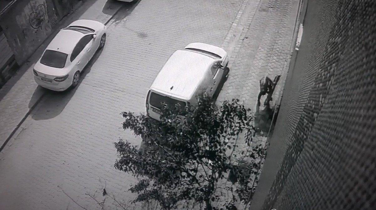 Sultangazi'de yoldaki 70 kilogramlık demir kapağı, tek başına kaldırıp çaldı