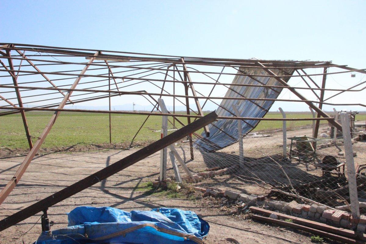 Karaman'da çıkan hortum demir çatıları uçurdu