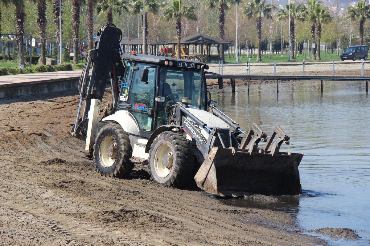 Kocaeli'de sahilden 360 ton hayvan gübresi çıkartıldı