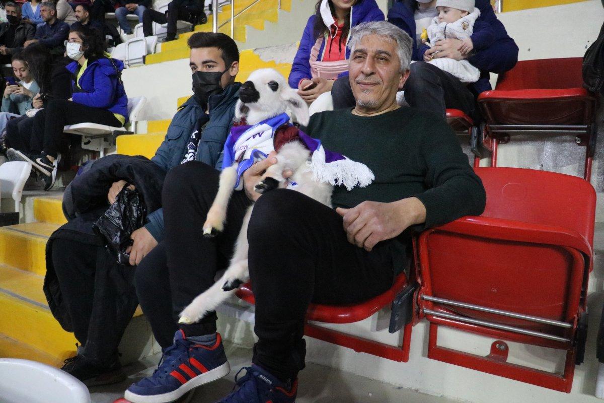 Kupa Voley finalini kuzusuyla birlikte izledi