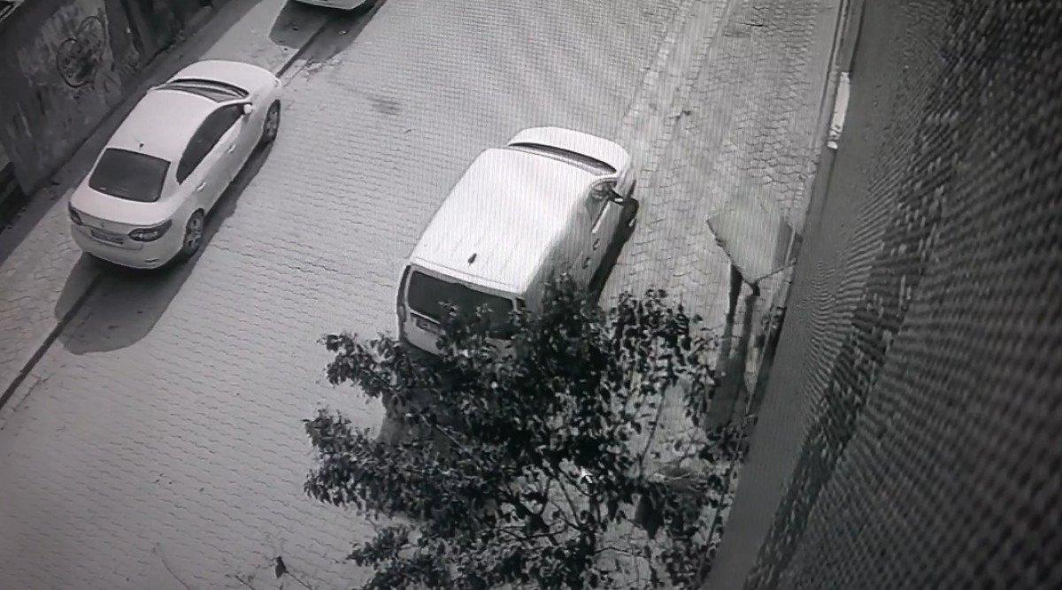 Sultangazi'de yoldaki 70 kilogramlık demir kapağı, tek başına kaldırıp çaldı