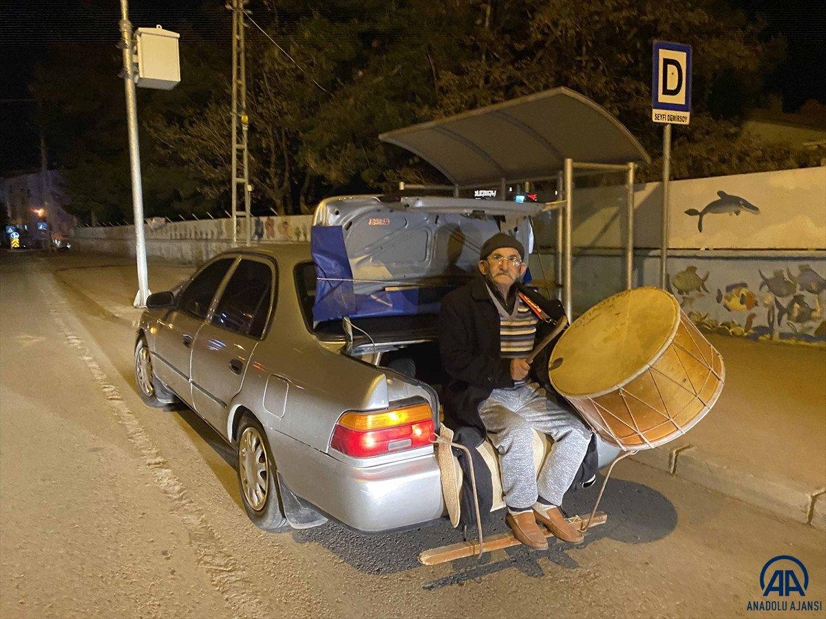Samsun'da 8 yıldır otomobil bagajında davul çalıyor
